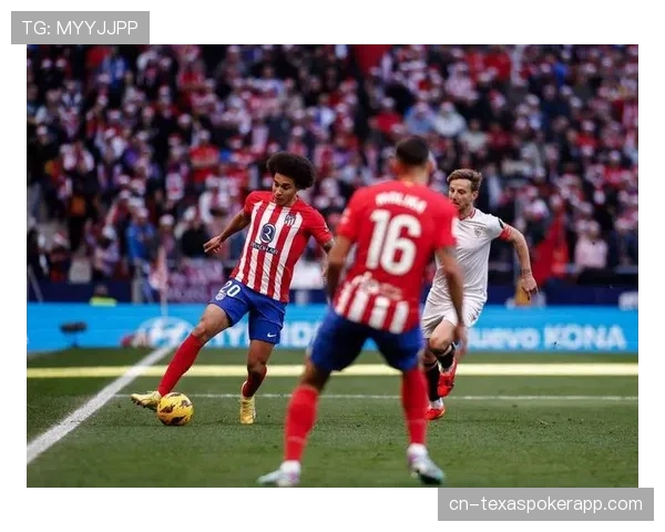 特写瞬间：马竞中卫吉梅内斯在一次回追后手扶膝盖大口喘气，队医立刻上前询问